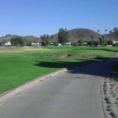 รูปภาพถ่ายที่ The Legend at Arrowhead Golf Club โดย Kevin M. เมื่อ 10/31/2012