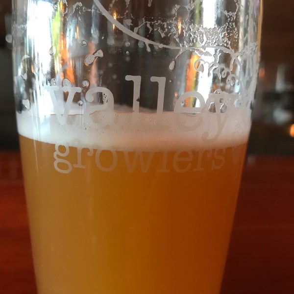 Photo taken at Valley Growlers by Rachel M. on 4/23/2018