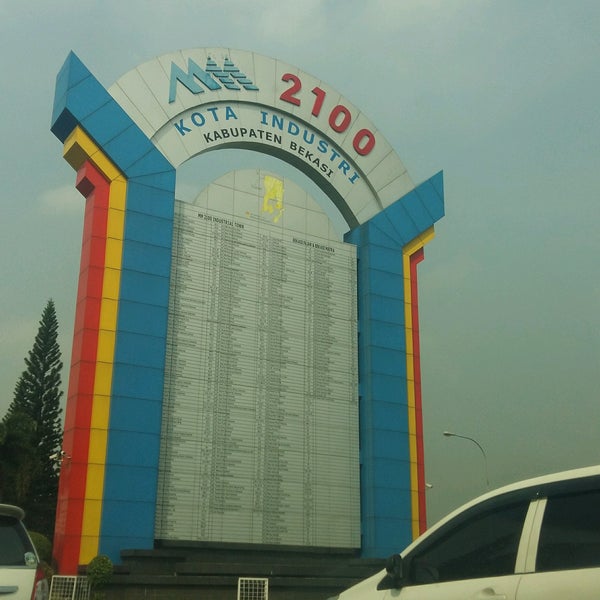 MM2100: Surga Jualan Online di Jantung Industri