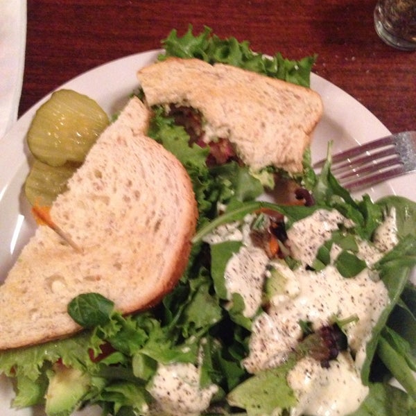 3/22/2014 tarihinde Jeri B.ziyaretçi tarafından Virginia Cafe'de çekilen fotoğraf