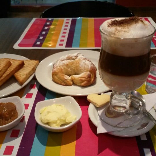 5/23/2014 tarihinde Aty F.ziyaretçi tarafından Caruso Caffe'de çekilen fotoğraf