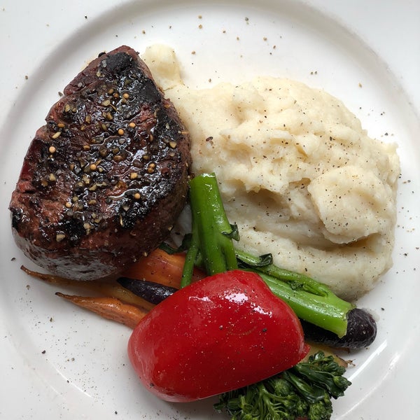 Снимок сделан в Vieux-Port Steakhouse пользователем Alfredo F. 4/24/2018