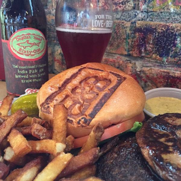 Снимок сделан в Burger &amp; Beer Joint пользователем Alfredo F. 9/9/2015