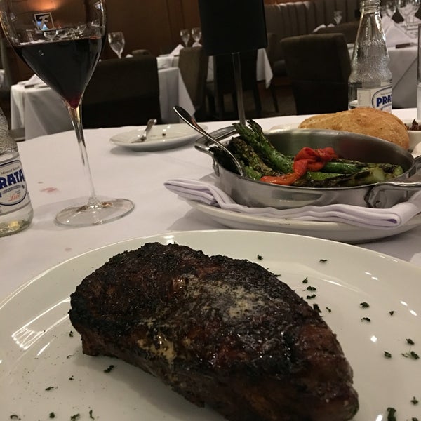 Photo taken at Fleming&#39;s Prime Steakhouse &amp; Wine Bar by Alfredo F. on 5/31/2016