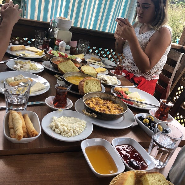 Снимок сделан в Yeşil Vadi Restaurant пользователем Yeliz K. 9/23/2018