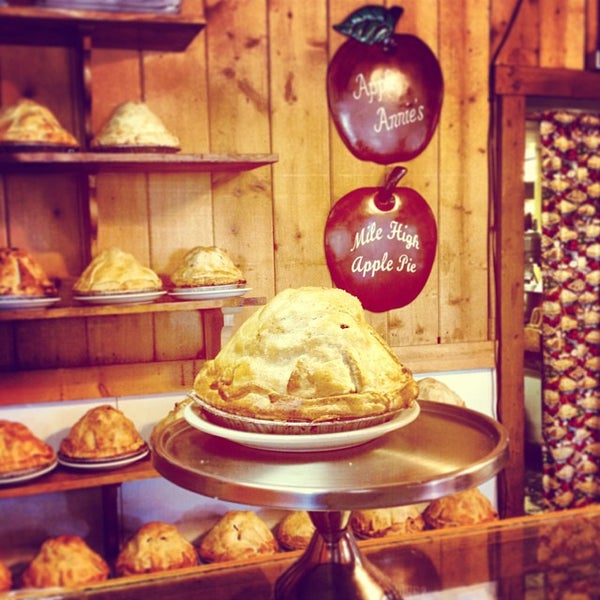 Foto scattata a Apple Annie&#39;s Bakery and Restaurant da ㄗaㄗa  ₲ -. il 10/11/2013