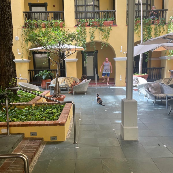 Foto diambil di Hotel El Convento oleh Becky B. pada 6/7/2022