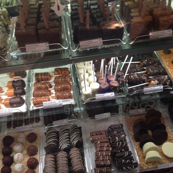 4/6/2014에 Liz L.님이 Kilwins Chocolates &amp; Ice Cream에서 찍은 사진