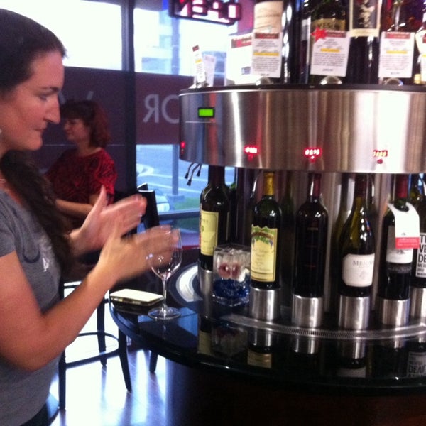 รูปภาพถ่ายที่ OC Wine Mart &amp; Tasting Bar โดย Brianna M. เมื่อ 6/28/2014