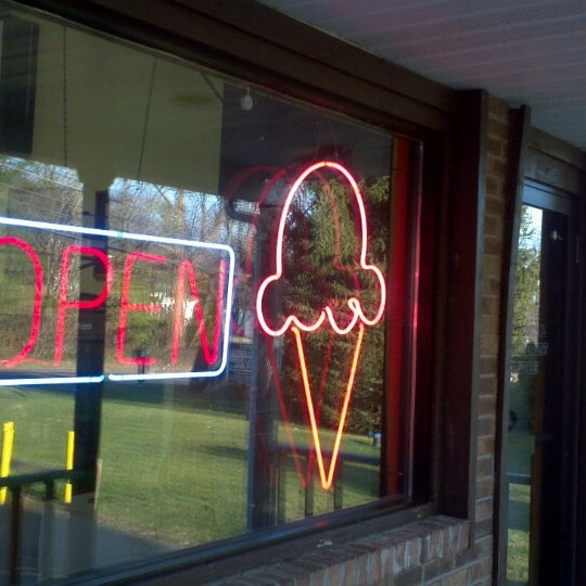 11/29/2013에 Chris R.님이 The Big Dipper Ice Cream &amp; Yogurt에서 찍은 사진