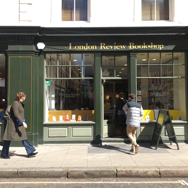 Photo taken at London Review Bookshop by Minjoo K. on 4/10/2019