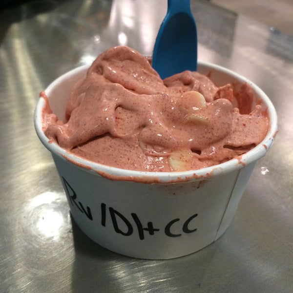 1/21/2015 tarihinde Gabriela C.ziyaretçi tarafından Chill-N Ice Cream'de çekilen fotoğraf