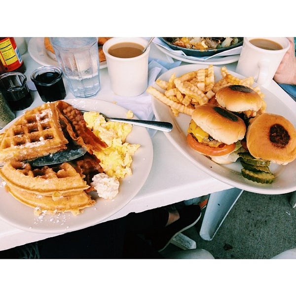 Das Foto wurde bei Golden Apple Grill &amp; Breakfast House von Martha M. am 4/21/2014 aufgenommen