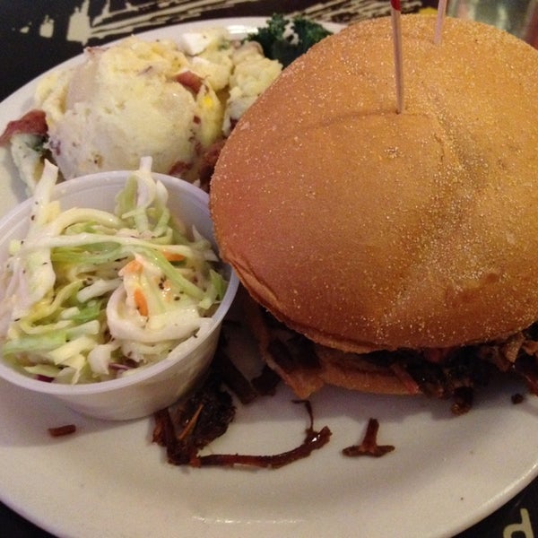 Foto diambil di Red Hot &amp; Blue  -  Barbecue, Burgers &amp; Blues oleh Scott S. pada 3/7/2014