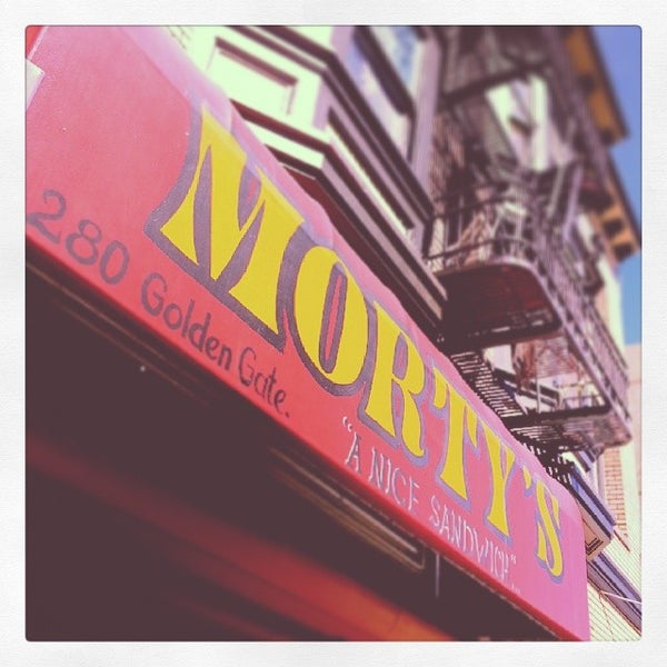Foto tirada no(a) Morty&#39;s Delicatessen por Jerome P. em 3/20/2014