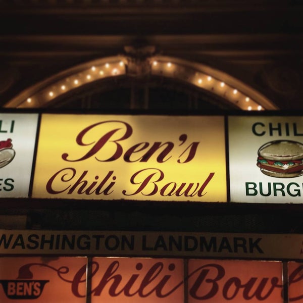 รูปภาพถ่ายที่ Ben&#39;s Chili Bowl โดย Jerome P. เมื่อ 7/5/2015
