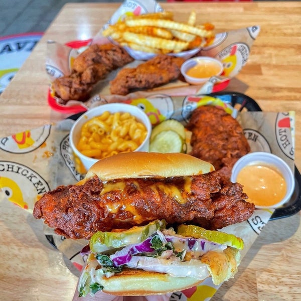 Foto diambil di Dave&#39;s Hot Chicken oleh Saleh A. pada 12/18/2021