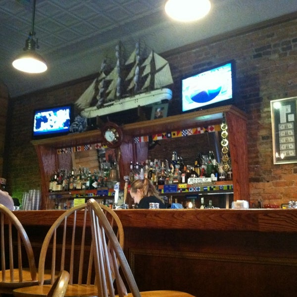 Снимок сделан в Captain Ratty&#39;s Seafood Restaurant пользователем James S. 12/30/2012