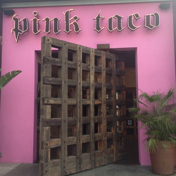 รูปภาพถ่ายที่ Pink Taco โดย Patrick J. เมื่อ 3/21/2013