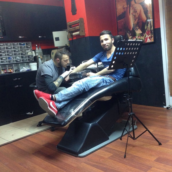 Photo taken at ANGEL TATTOO PİERCİNG by Yşr A. on 4/17/2015