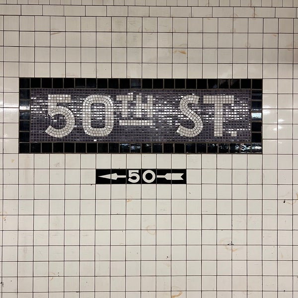 รูปภาพถ่ายที่ MTA Subway - 50th St (C/E) โดย dimalive เมื่อ 5/2/2022