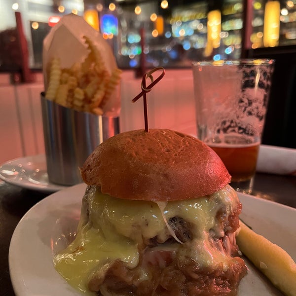 Foto scattata a 5 Napkin Burger da dimalive il 5/1/2022