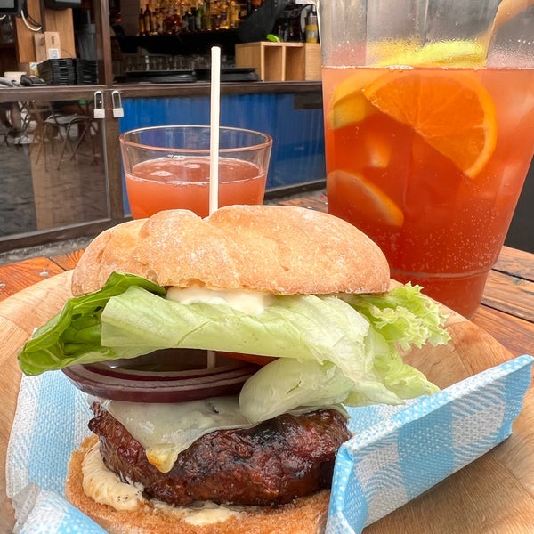 Das Foto wurde bei Makamaka Beach Burger Café von dimalive am 5/9/2023 aufgenommen