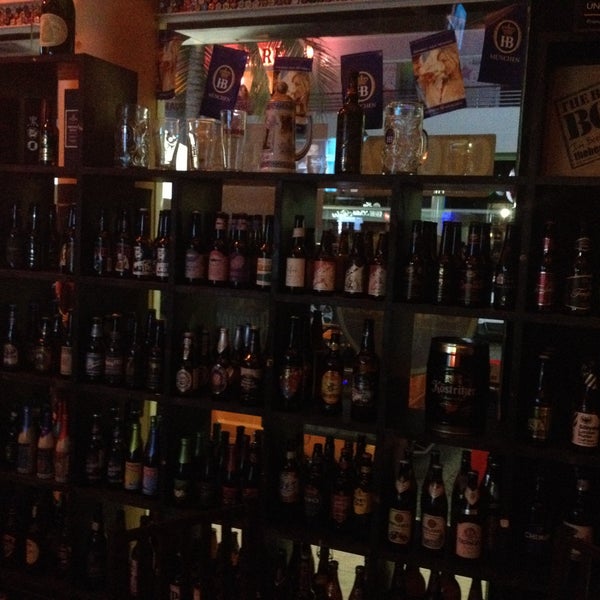 Foto diambil di The Beer Box Acapulco oleh Melissa M. pada 1/24/2015