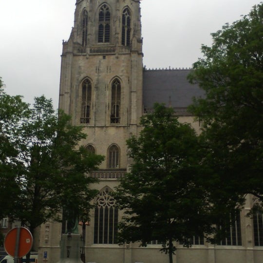 Foto tirada no(a) Sint-Gummaruskerk por Maarten V. em 5/28/2014