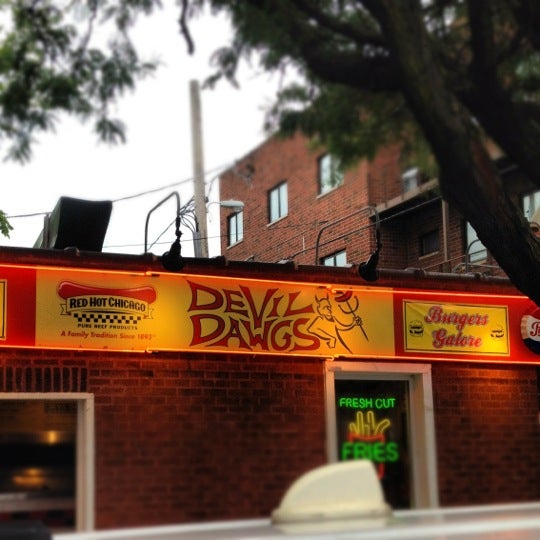 รูปภาพถ่ายที่ Devil Dawgs โดย ديفيد เมื่อ 8/16/2012