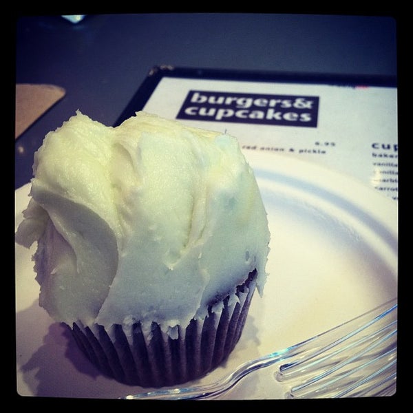 Das Foto wurde bei Burgers &amp; Cupcakes von Sameer am 2/3/2012 aufgenommen