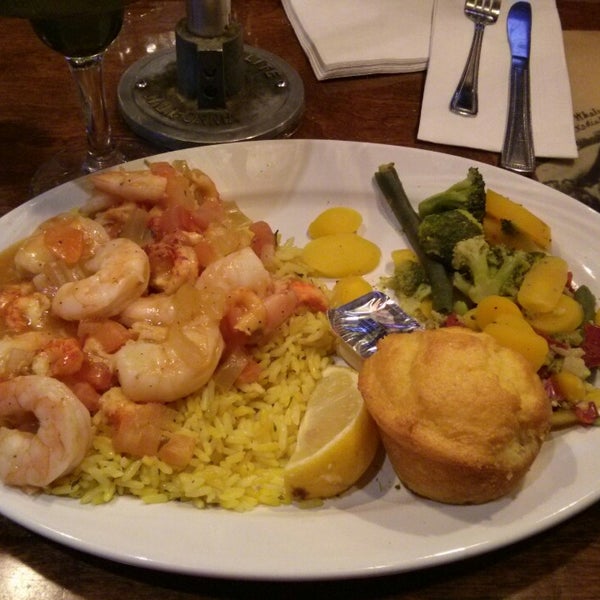 Foto scattata a Gulf Shore Restaurant &amp; Grill da Daniel M. il 3/13/2015
