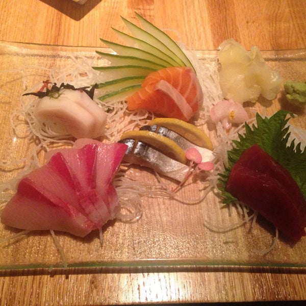 Foto scattata a Umi Japanese Restaurant da Sammy M. il 5/13/2014
