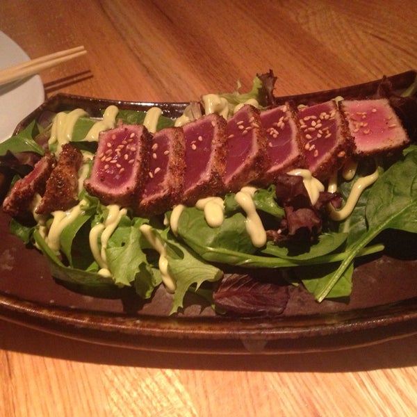 Photo taken at Umi Japanese Restaurant by Sammy M. on 5/13/2014