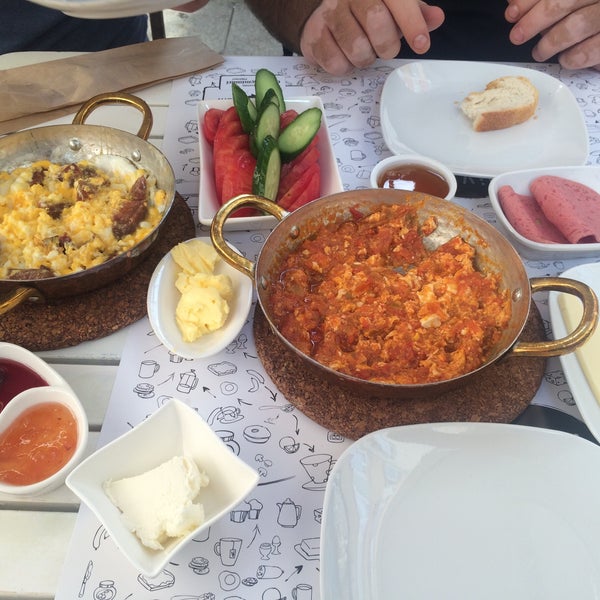 Foto diambil di Siyah Cafe &amp; Breakfast oleh 𝐅𝐞𝐫𝐡𝐚𝐭 𝐘𝐀Ğ𝐋𝐈𝐂𝐈𝐎Ğ𝐋𝐔 pada 9/21/2015
