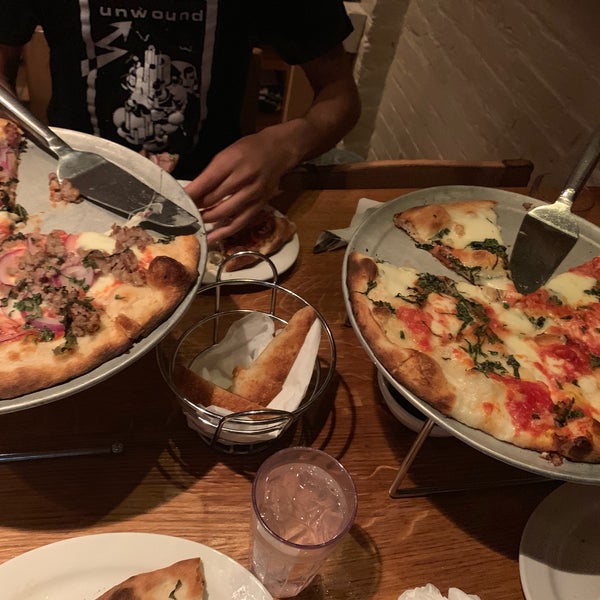 Foto tomada en Adrienne&#39;s Pizza Bar  por Jodi B. el 8/30/2019