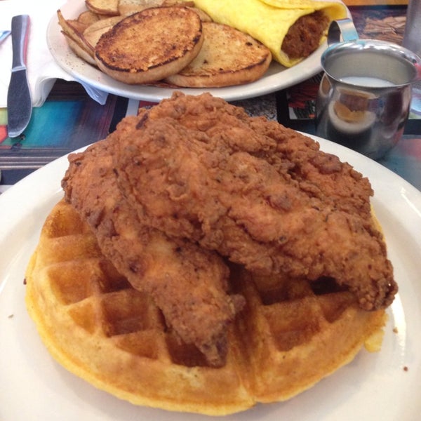 รูปภาพถ่ายที่ Allston Diner โดย Dana L. เมื่อ 3/8/2014