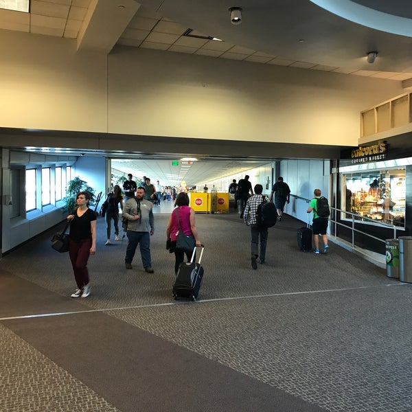 Foto diambil di Salt Lake City International Airport (SLC) oleh Kurst H. pada 6/6/2017