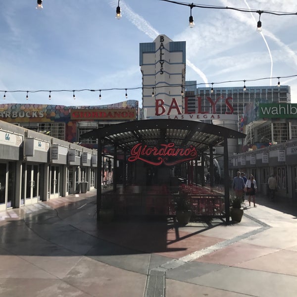 3/18/2017 tarihinde Kurst H.ziyaretçi tarafından Grand Bazaar Shops Las Vegas'de çekilen fotoğraf