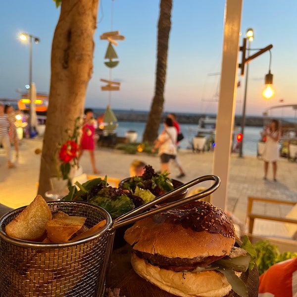 Foto scattata a ELIA Restaurant &amp; Lounge da Şeyda D. il 6/25/2022