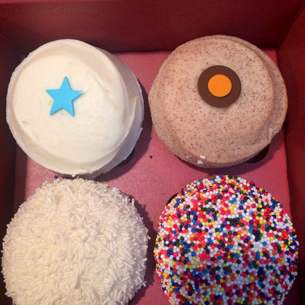 7/5/2015 tarihinde Shannonziyaretçi tarafından Sprinkles Cupcakes'de çekilen fotoğraf