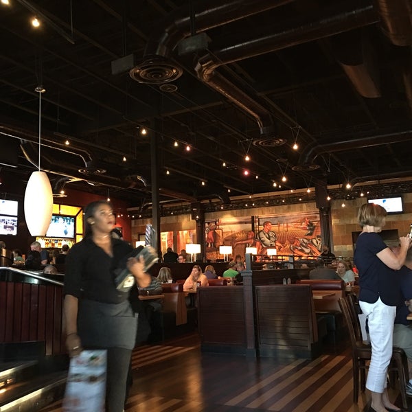 Photo taken at BJ&#39;s Restaurant &amp; Brewhouse by Robert P. on 4/5/2019