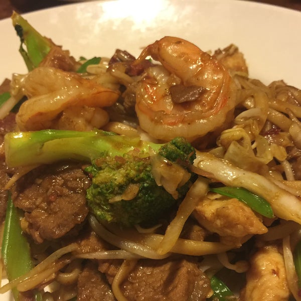 Снимок сделан в Tong&#39;s Thai Restaurant пользователем Alan C. 9/13/2015