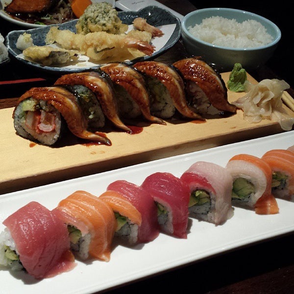 Das Foto wurde bei East Japanese Restaurant von Leslie T. am 10/26/2013 aufgenommen
