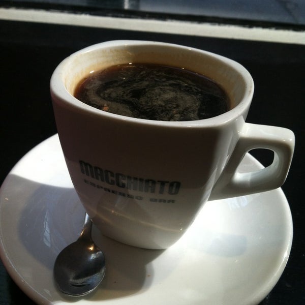 2/28/2013 tarihinde Leslie T.ziyaretçi tarafından Macchiato Espresso Bar'de çekilen fotoğraf