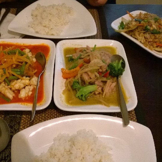 รูปภาพถ่ายที่ Jasmine Thai Cuisine โดย Bas P. เมื่อ 4/27/2014