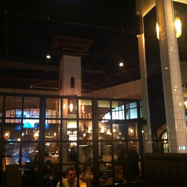 Das Foto wurde bei Modern Restaurant and Lounge von MJ am 2/16/2013 aufgenommen