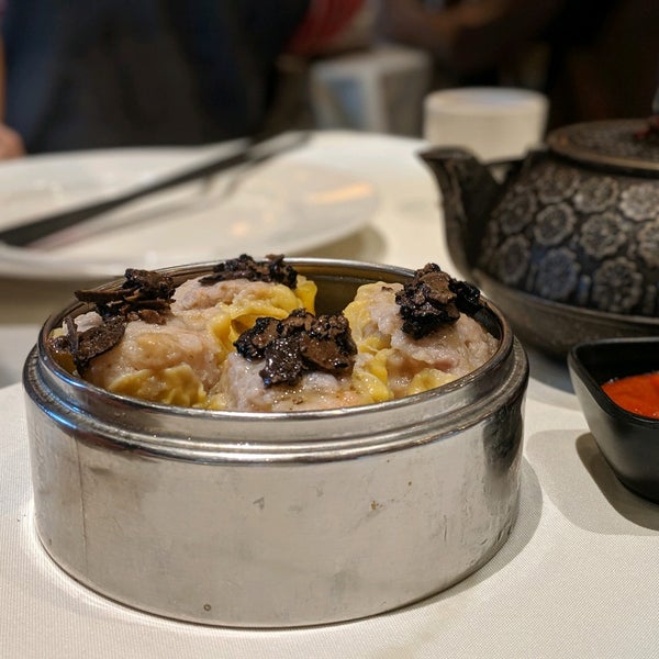 Foto tomada en Lunasia Chinese Cuisine  por Kim L. el 12/21/2019