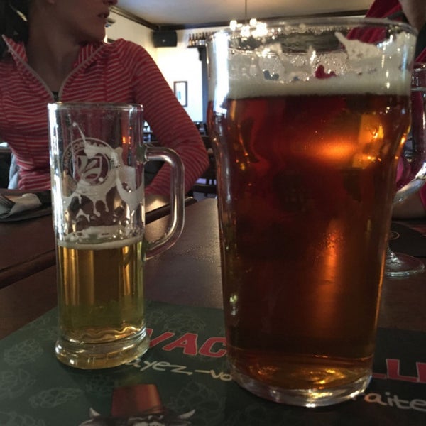 Photo taken at Saint-Pub - Microbrasserie Charlevoix by Nico R. on 10/21/2017