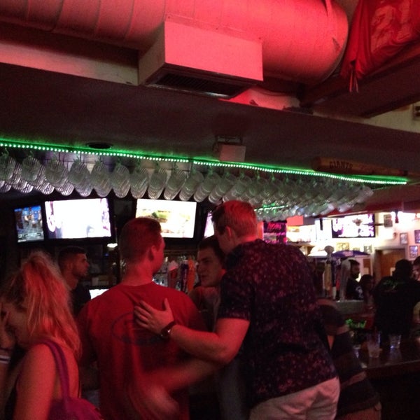 รูปภาพถ่ายที่ Riley&#39;s Bar โดย Faisal A. เมื่อ 6/27/2014